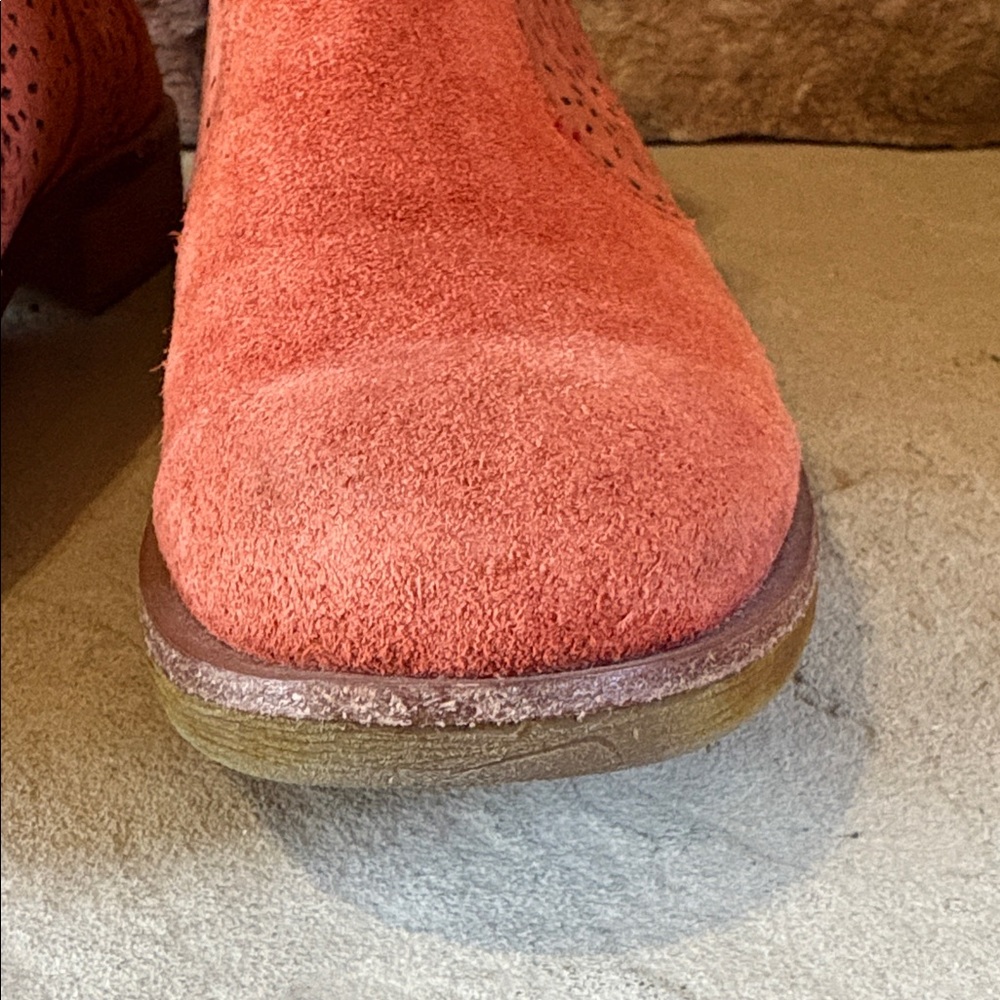 Sofft sz 7.5 burnt orange suede booties with cut out details - Picture 3 of 11